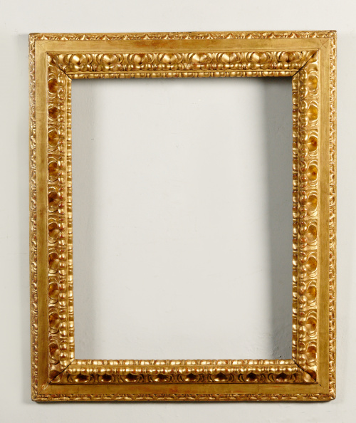 Marco dorado con tallas de hojas avolutadas de marcada conc