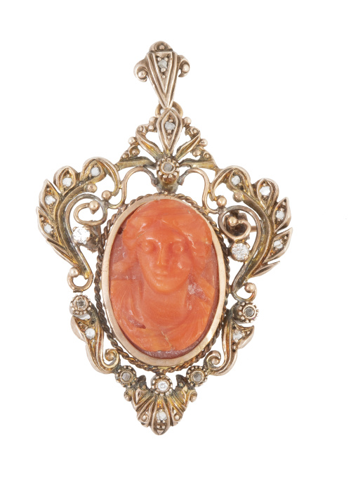 Broche colgante S. XIX con camafeo de dama tallado en coral