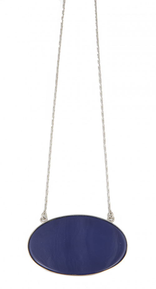 Colgante de plata con cadena con gran placa azul de resina