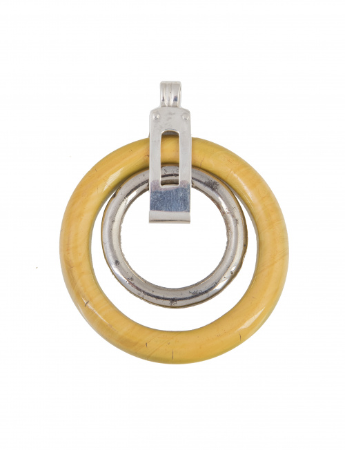 Lote de dos colgantes de plata, placa oriental pavonada y d