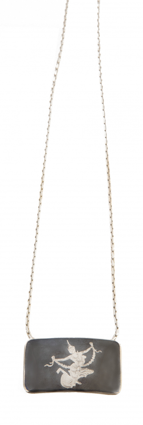 Lote de dos colgantes de plata, placa oriental pavonada y d