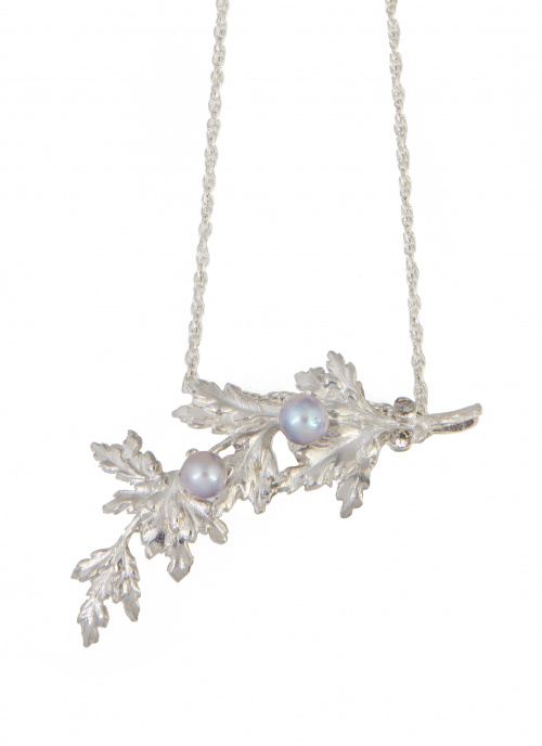 Colgante hoja con dos perlas en plata