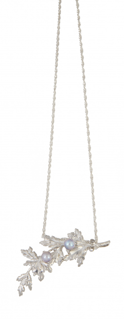 Colgante hoja con dos perlas en plata