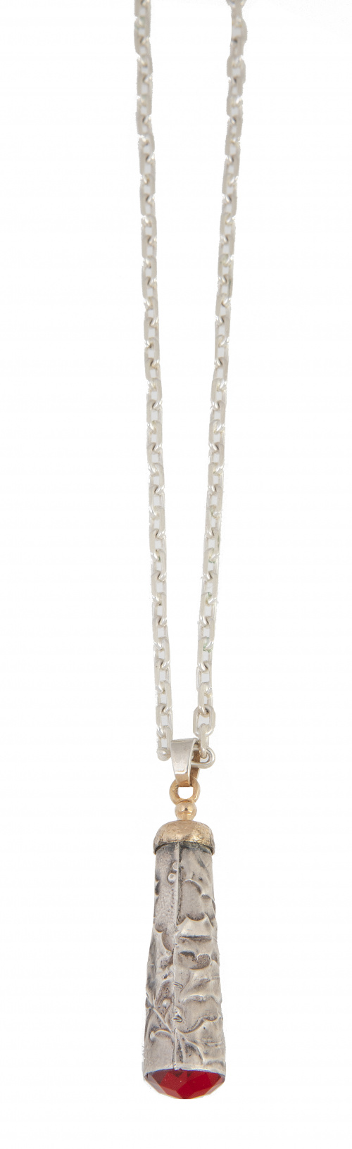 Colgante de fórma cónica con hojas de acebo labradas y base