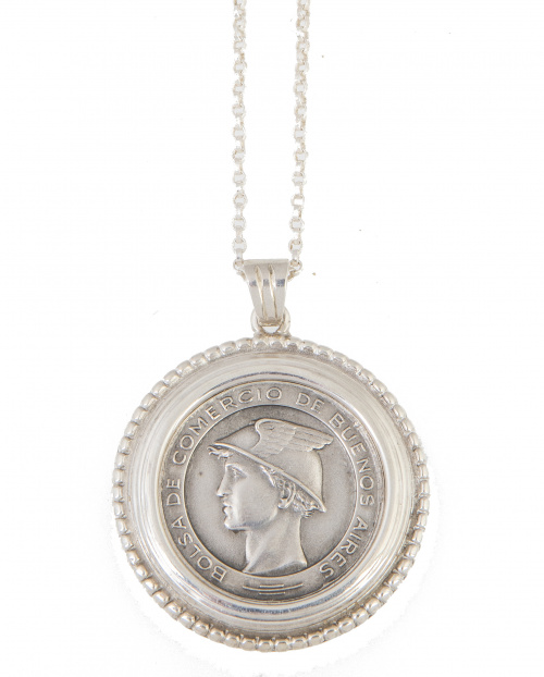 Lote de dos colgantes de plata con cadenas