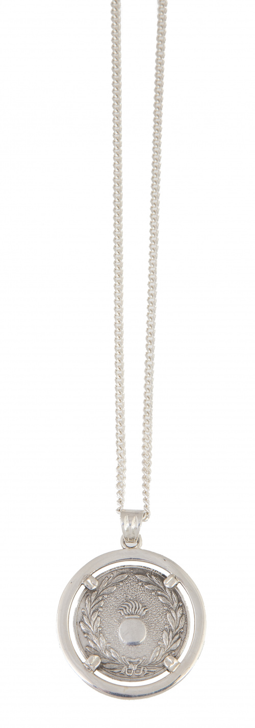 Lote de dos colgantes de plata con cadenas