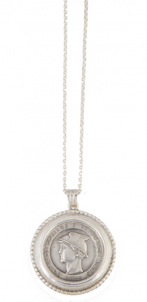 Lote de dos colgantes de plata con cadenas