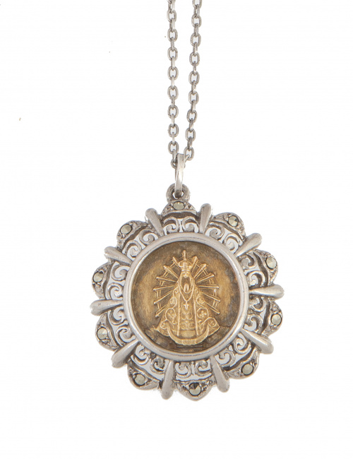 Lote de cruz de marcasitas y medalla de Virgen colgantes, c