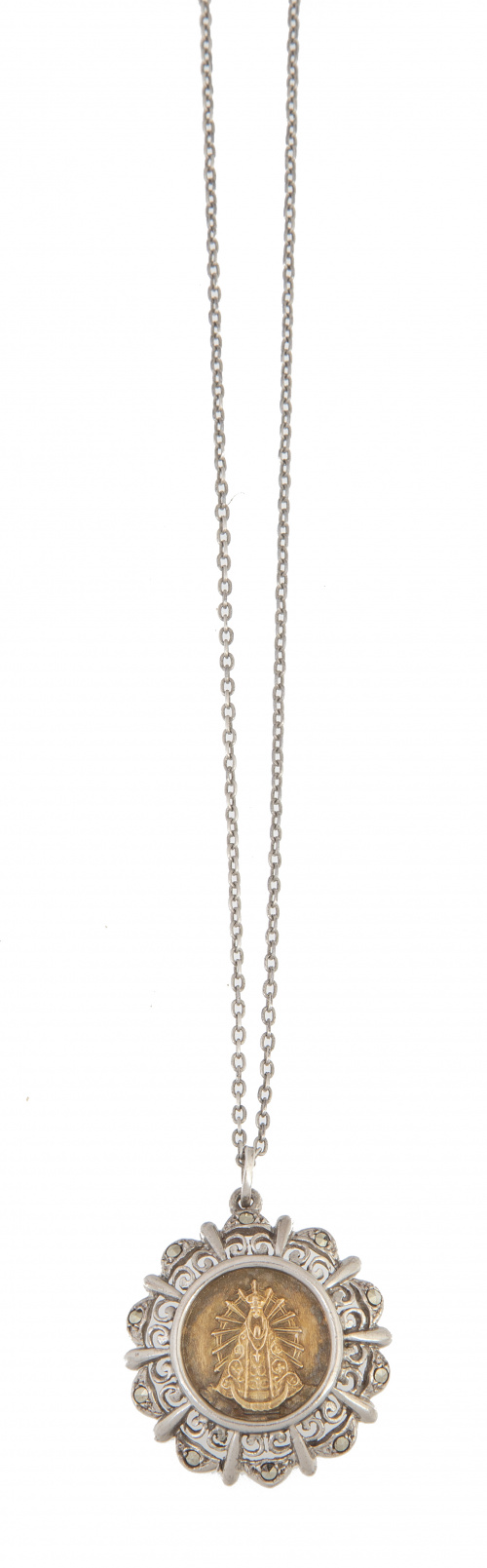 Lote de cruz de marcasitas y medalla de Virgen colgantes, c