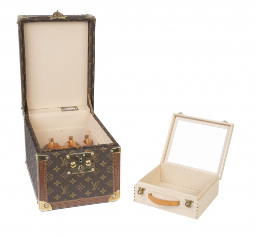 Neceser joyero LOUIS VUITTON con monograma. Nº 073334
