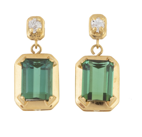 Pendientes largos con turmalina verde talla esmeralda que p
