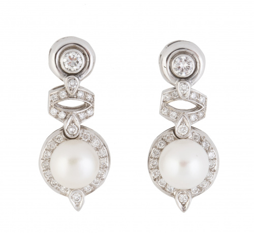 Pendientes largos de perlas cultivadas y brillantes, con br