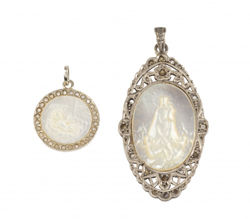 Dos medallas Art-Decó de nácar