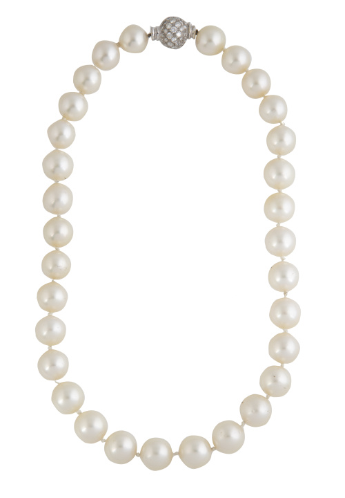Collar de perlas australlianas compuesto por treinta y un p
