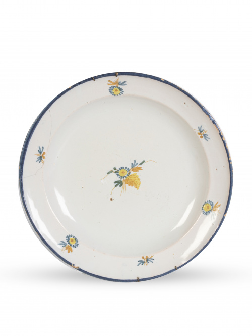 Plato de cerámica esmaltada de la serie del ramito.Alcora