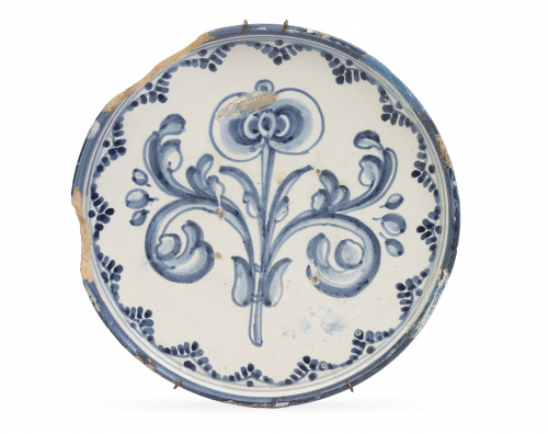 Salvilla de cerámica esmaltada en azul de cobalto, con flor
