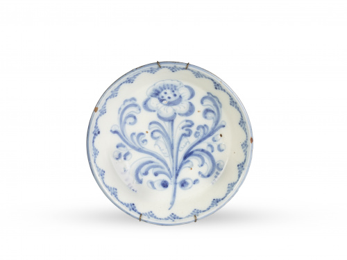 Plato de cerámica esmaltada en azul de cobalto, con flor de