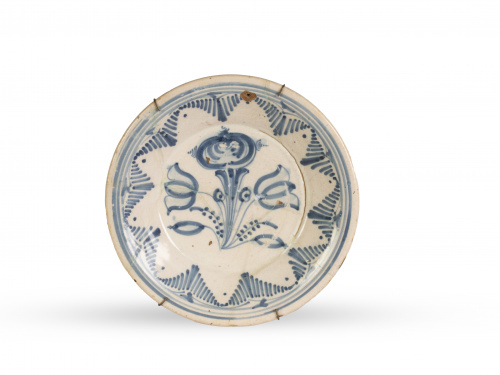 Plato de cerámica esmaltada en azul de cobalto, decorado co
