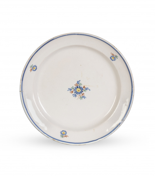 Plato de cerámica esmaltada de la serie del ramito.Alcora