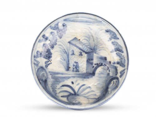 Plato acuencado de cerámica esmaltada en azul de cobalto, c