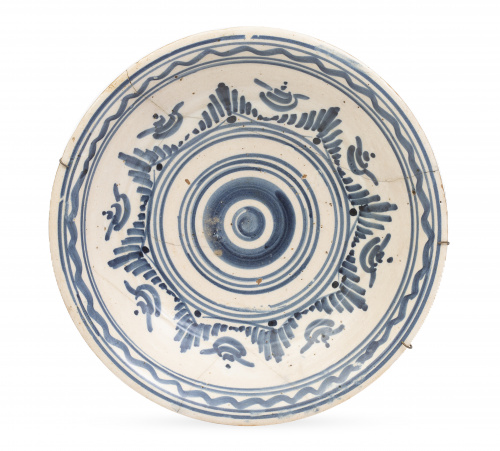 Plato de cerámica esmaltada en azul de cobalto.Talavera, 