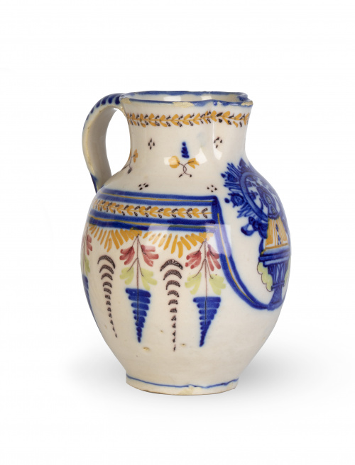 Jarra de cerámica esmaltada decorada con la Virgen del Prad