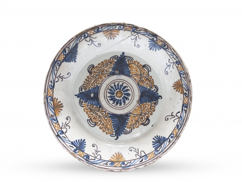 Plato de cerámica esmaltada de la serie tricolor.Talavera