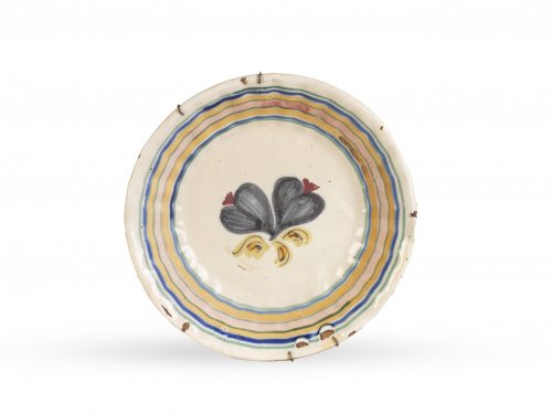 Plato acuencado de cerámica esmaltada decorado con brevas.