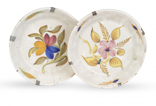 Lote de dos platos de cerámica esmaltada con flores.Murci