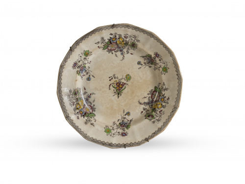 Plato de loza con flores estampadas e iluminadas.Sargadel