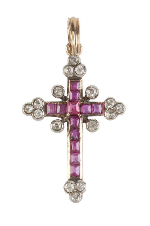 Cruz colgante con rubíes y tríos de brillantes en cada extr