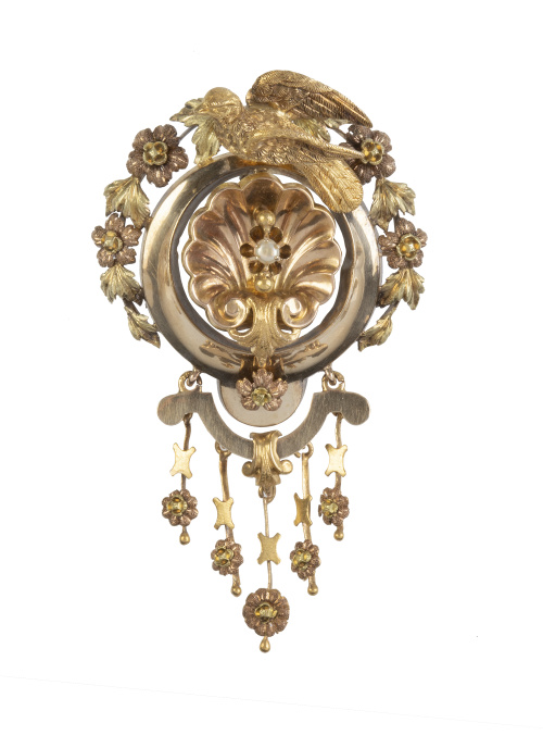 Broche pp S. XIX con venera central rodeda por guirnalda fl