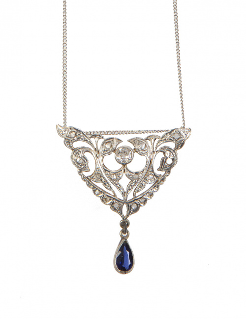 Pendentif Belle-Epoque con frente triangular calado con bri