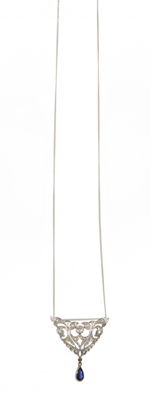 Pendentif Belle-Epoque con frente triangular calado con bri