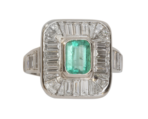 Sortija con esmeralda central talla esmeralda sobre marco d