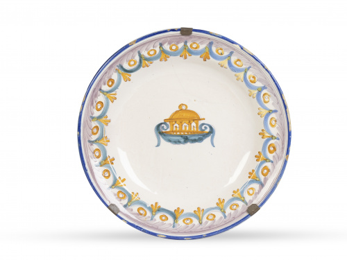 Plato de cerámica esmaltada con arquitectura en el asiento 