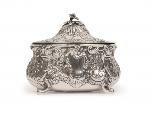 Caja de plata de estilo rococó con decoración repujada. Con