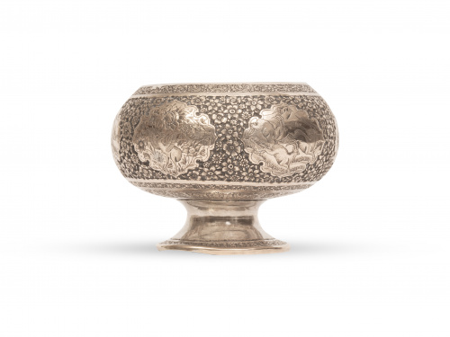 Recipiente de plata de profusa decoración de flores y carte