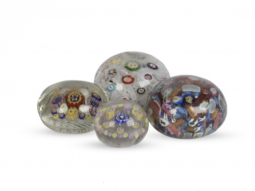  Lote de cuatro pisapapeles de diferente tamaño de tipo "Mi