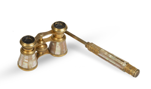 Impertinentes de nácar y bronce dorado.Francia, S. XIX.