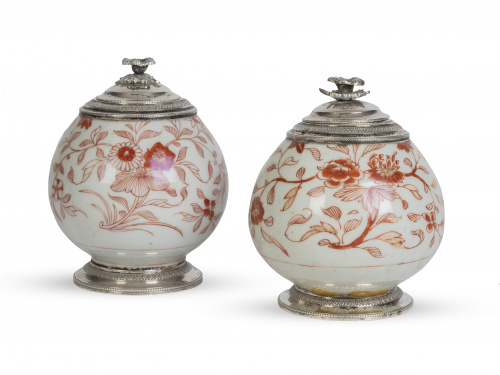 Pareja de botes de porcelana esmaltada, montados en plata.