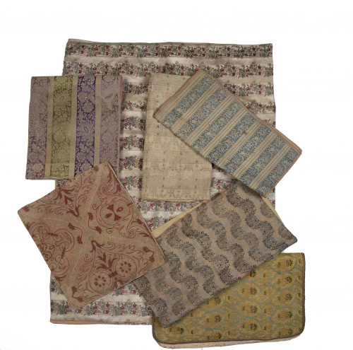 Lote de siete brocados turcos en hilos de colores, alguno c