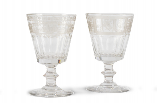 Pareja de copas de recuerdo con decoración grabada al ácido