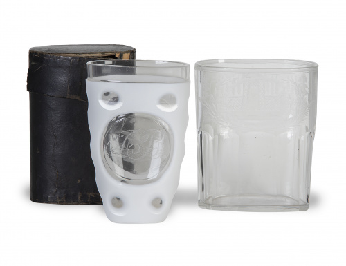 Lote de dos vasos de recuerdo de faltriquera, uno de crista