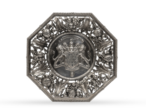 Centro octogonal de plata con escudo nobiliario. Con marcas