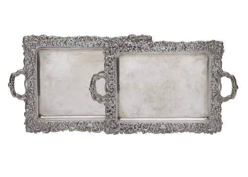 Juego de dos bandejas de plata de diferente tamaño. Con mar
