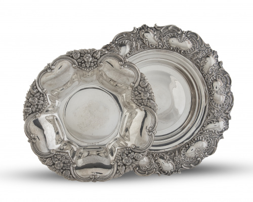 Lote de dos paneras de plata de decoración repujada.Una m