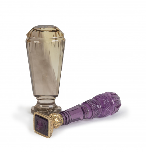 Lote de dos sellos de lacre; uno de cuarzo ahumado tallado 