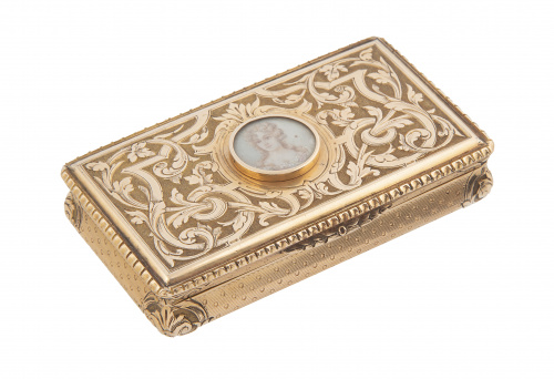 Caja de rape francesa S. XVIII en oro con profusa decoració