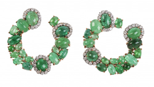 Pendientes de cabuchones de esmeraldas y brillantes en crio